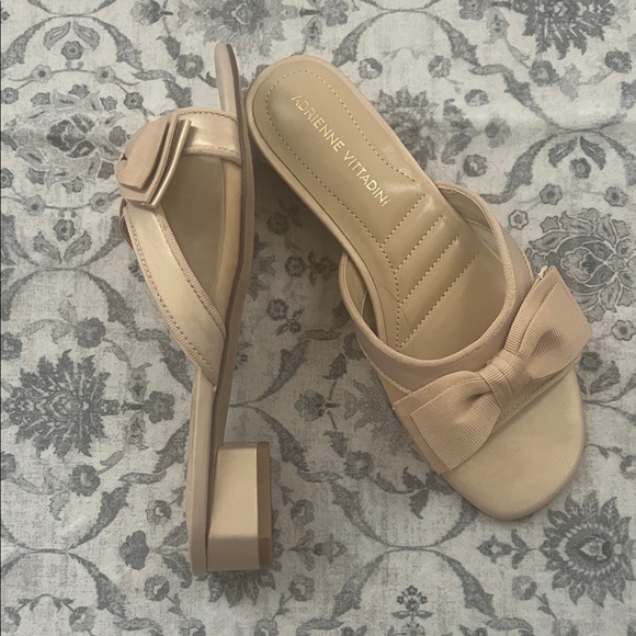 NWOT Adrienne Vittadini Beige Bow Mule Pallet Sandals Size 7 - Picture 2 of 4